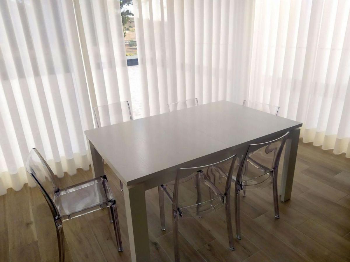 Hall 92 Quartos Com Wc Em Moradia Com Piscina A-das-lebres * Loures