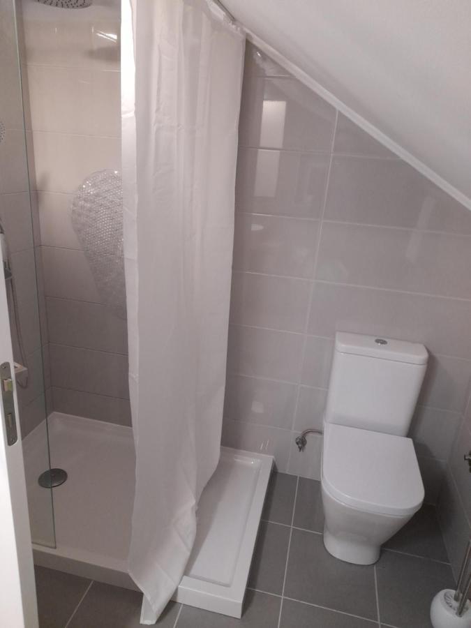 Hall 92 Quartos Com Wc Em Moradia Com Piscina A-das-lebres *