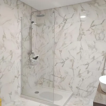 Hall 92 Quartos Com Wc Em Moradia Com Piscina A-Das-Lebres Loures Exterior photo