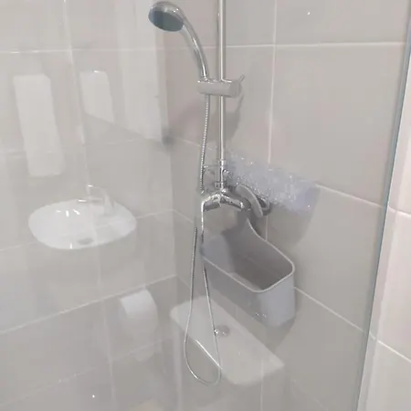 Hall 92 Quartos Com Wc Em Moradia Com Piscina A-Das-Lebres Loures Exterior photo
