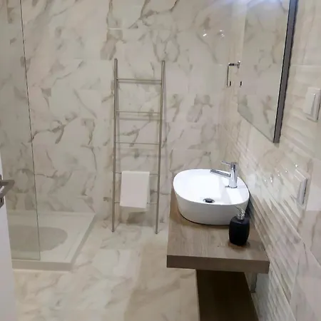 Hall 92 Quartos Com Wc Em Moradia Com Piscina A-Das-Lebres Loures Exterior photo