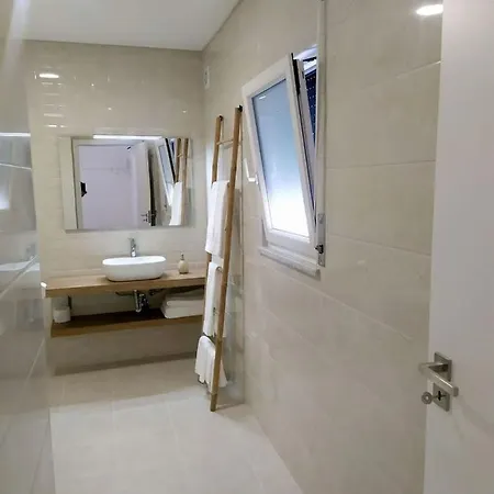 Hall 92 Quartos Com Wc Em Moradia Com Piscina A-Das-Lebres Loures Exterior photo