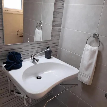 Hall 92 Quartos Com Wc Em Moradia Com Piscina A-Das-Lebres Loures Exterior photo