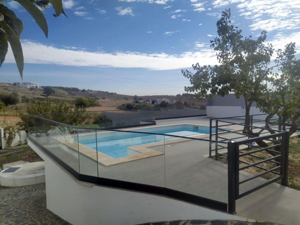 Privatunterkunft Hall 92 Quartos Com Wc Em Moradia Com Piscina A-das-lebres