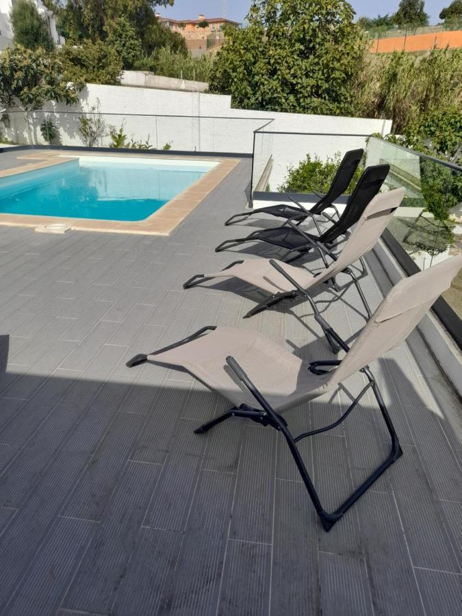 Hall 92 Quartos Com Wc Em Moradia Com Piscina A-das-lebres Privatunterkunft *