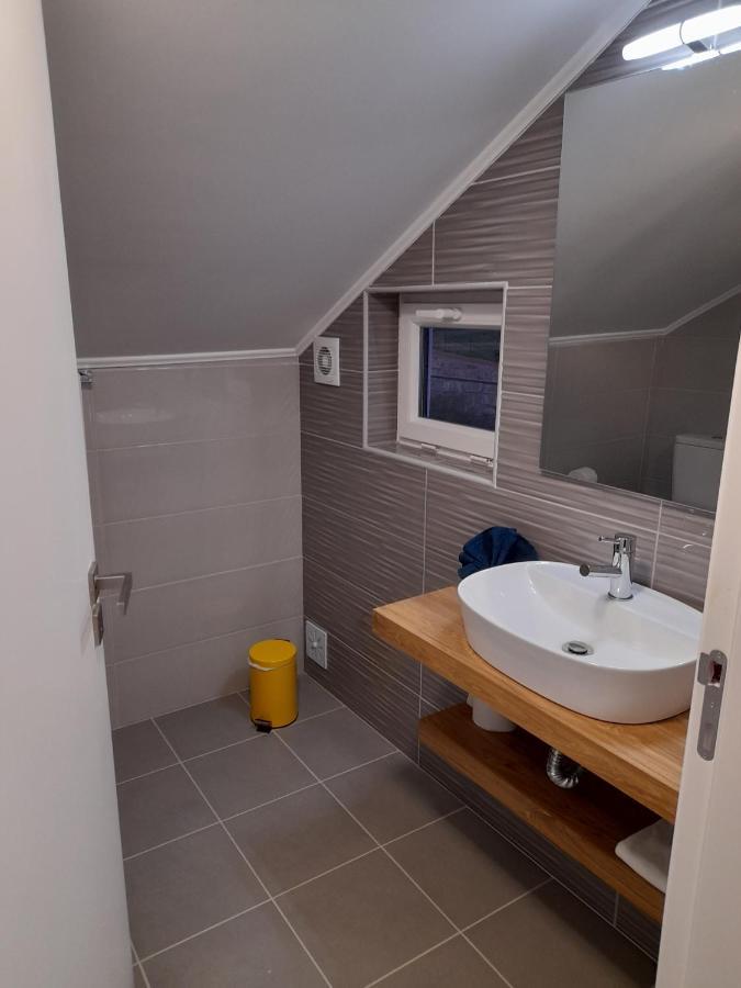 Hall 92 Quartos Com Wc Em Moradia Com Piscina A-das-lebres Kwatera prywatna