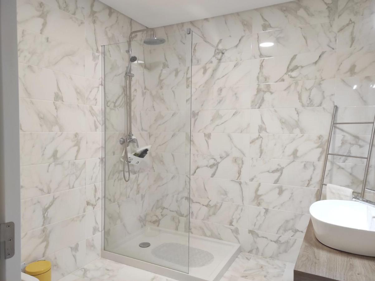 Hall 92 Quartos Com Wc Em Moradia Com Piscina A-das-lebres Homestay *