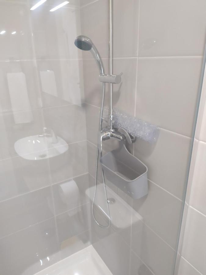 Hall 92 Quartos Com Wc Em Moradia Com Piscina A-das-lebres Homestay Loures