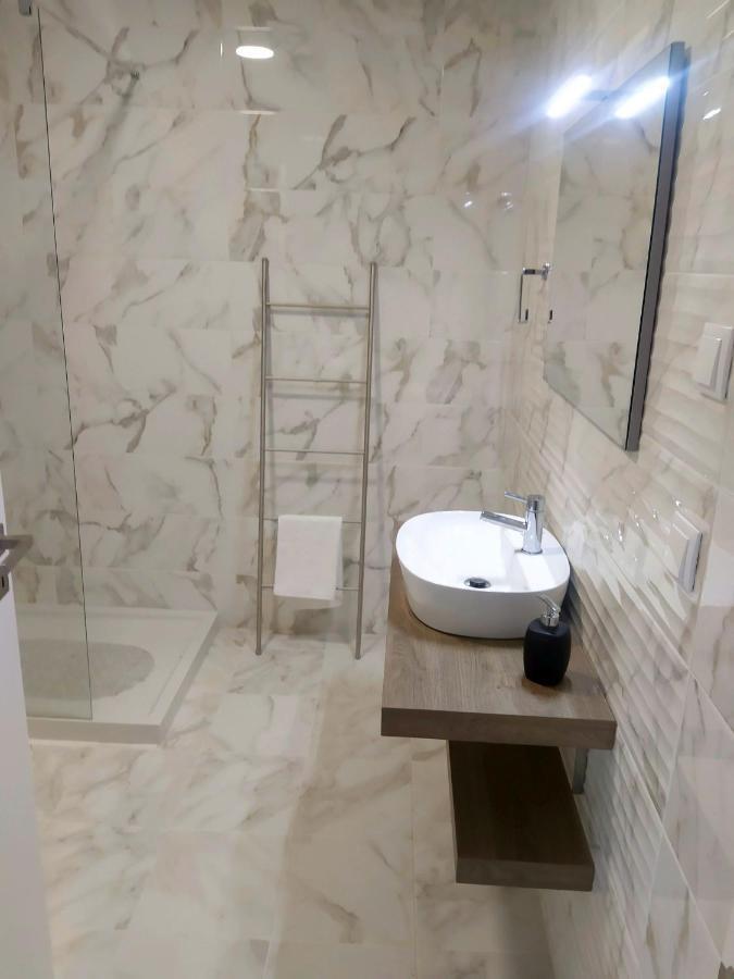 Hall 92 Quartos Com Wc Em Moradia Com Piscina A-das-lebres Homestay *