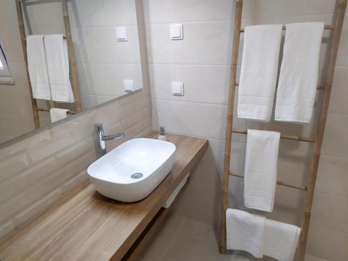 Hall 92 Quartos Com Wc Em Moradia Com Piscina A-das-lebres Homestay