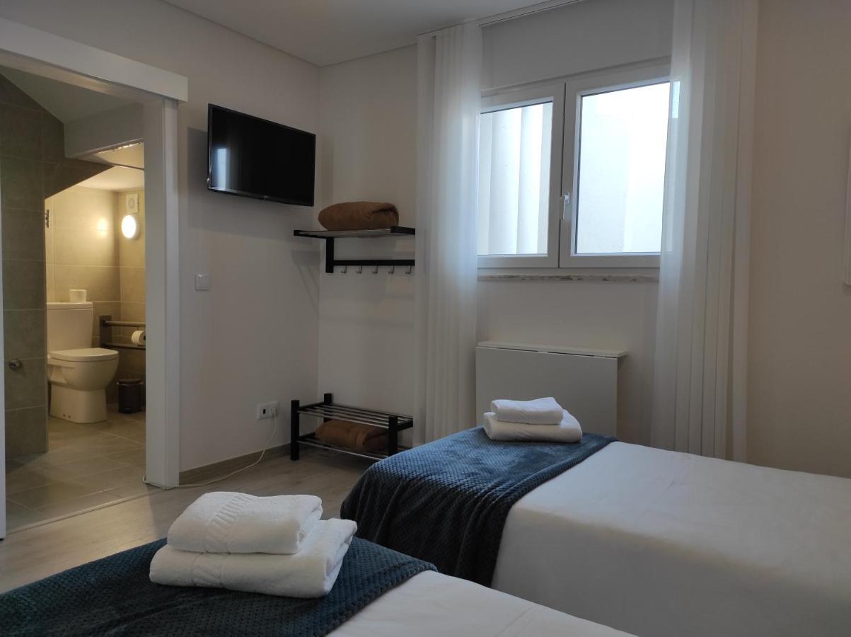 Hall 92 Quartos Com Wc Em Moradia Com Piscina A-das-lebres