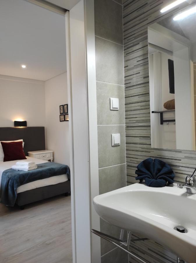 Homestay Hall 92 Quartos Com Wc Em Moradia Com Piscina A-das-lebres Loures