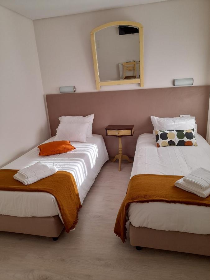 Hall 92 Quartos Com Wc Em Moradia Com Piscina A-das-lebres Homestay *