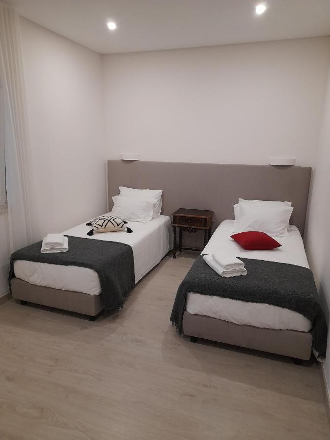 Hall 92 Quartos Com Wc Em Moradia Com Piscina A-das-lebres * Loures
