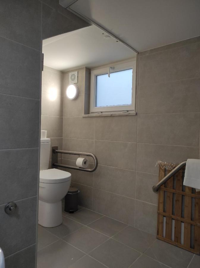Homestay Hall 92 Quartos Com Wc Em Moradia Com Piscina A-das-lebres Loures
