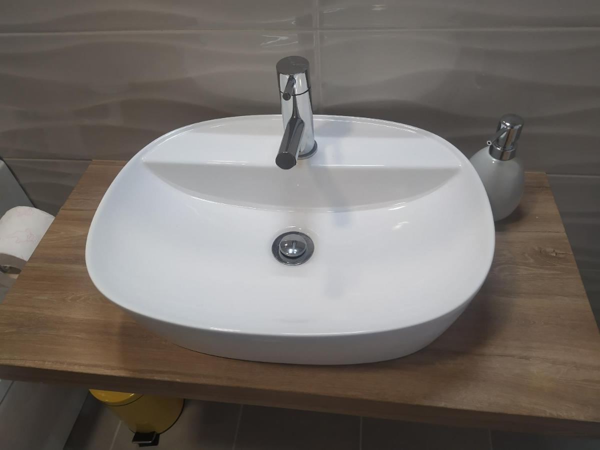 Hall 92 Quartos Com Wc Em Moradia Com Piscina A-das-lebres