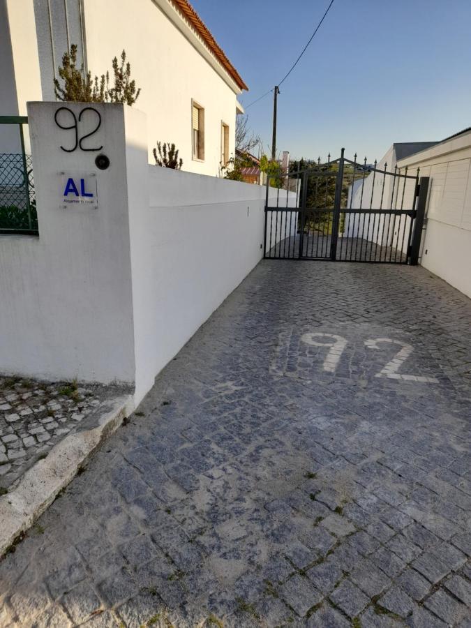 Hall 92 Quartos Com Wc Em Moradia Com Piscina A-das-lebres Homestay