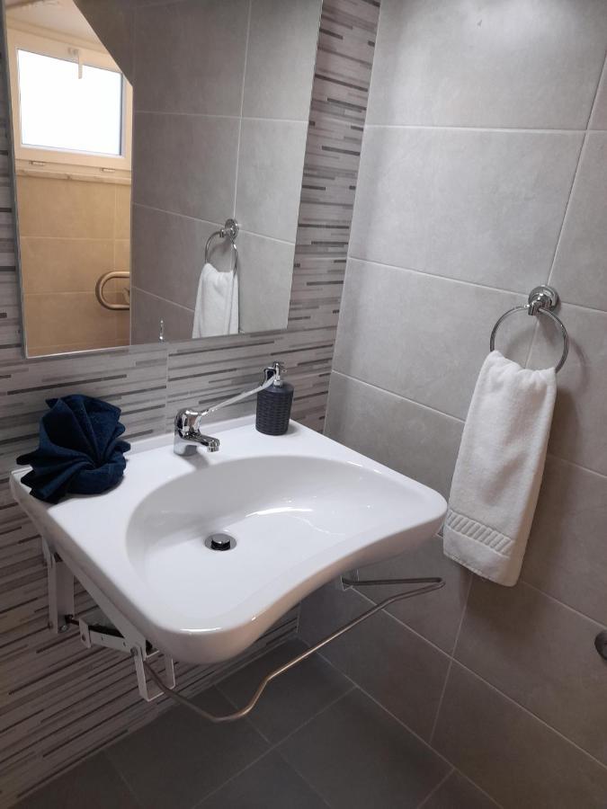 Hall 92 Quartos Com Wc Em Moradia Com Piscina A-das-lebres