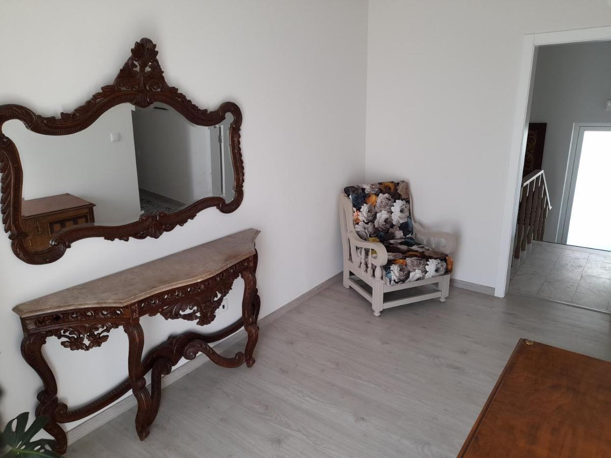 Hall 92 Quartos Com Wc Em Moradia Com Piscina A-das-lebres Homestay *