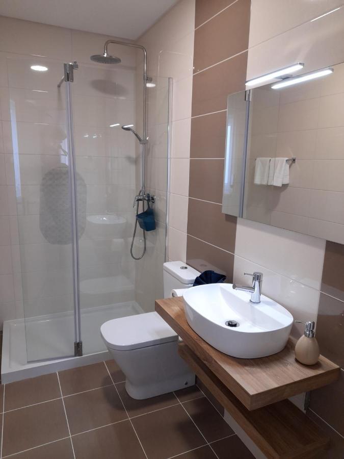 Hall 92 Quartos Com Wc Em Moradia Com Piscina A-das-lebres *